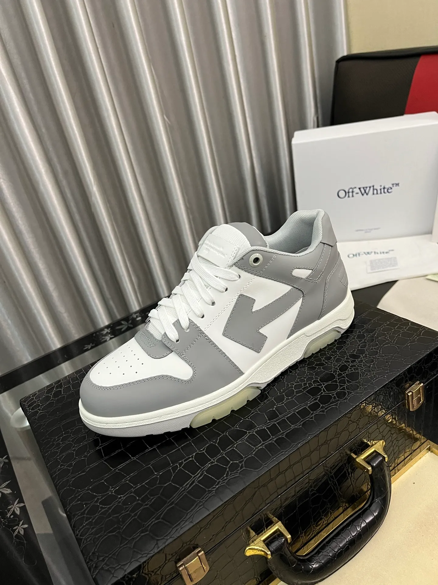 Men's shoes 💰600⌚️⌚️ OFF-White C/O VirGil Abloh fashionable and versatile casual shoes. Exclusive first release of the new model. Made of environmentally friendly cowhide leather and mesh fabric upper material. The insole is embedded with foam cushioning EVA material. The correct midsole is equipped with EVA lightweight cushioning. External tooth nail rubber outsole. The correct accessories can be customized simultaneously. Women's model: 35-40 Men's model: 39-45